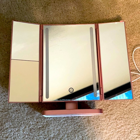 Trifold Vanity mirror - Picture 1 of 8